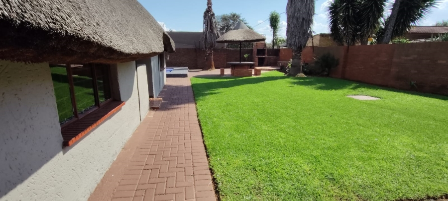 10 Bedroom Property for Sale in Oberholzer Gauteng