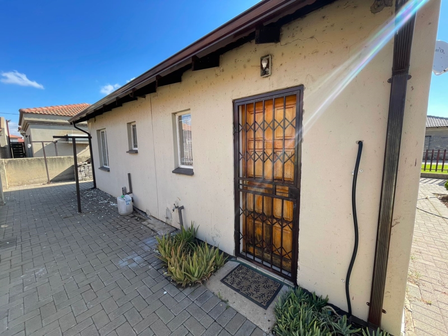 2 Bedroom Property for Sale in Golden Gardens Gauteng