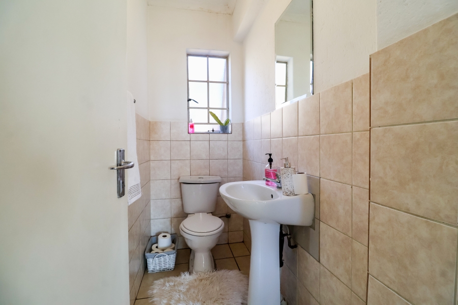 2 Bedroom Property for Sale in Heuwelsig Estate Gauteng