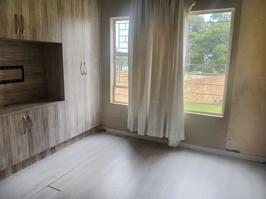 2 Bedroom Property for Sale in Little Falls Gauteng