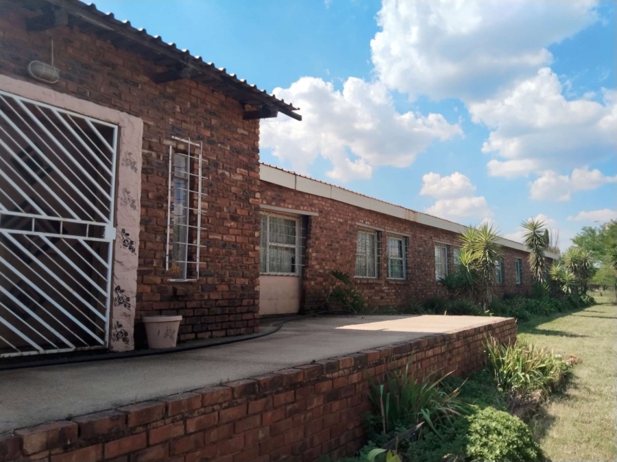 7 Bedroom Property for Sale in Kameeldrift West Gauteng
