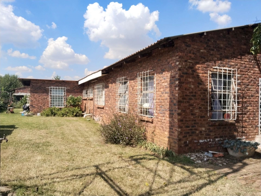 7 Bedroom Property for Sale in Kameeldrift West Gauteng