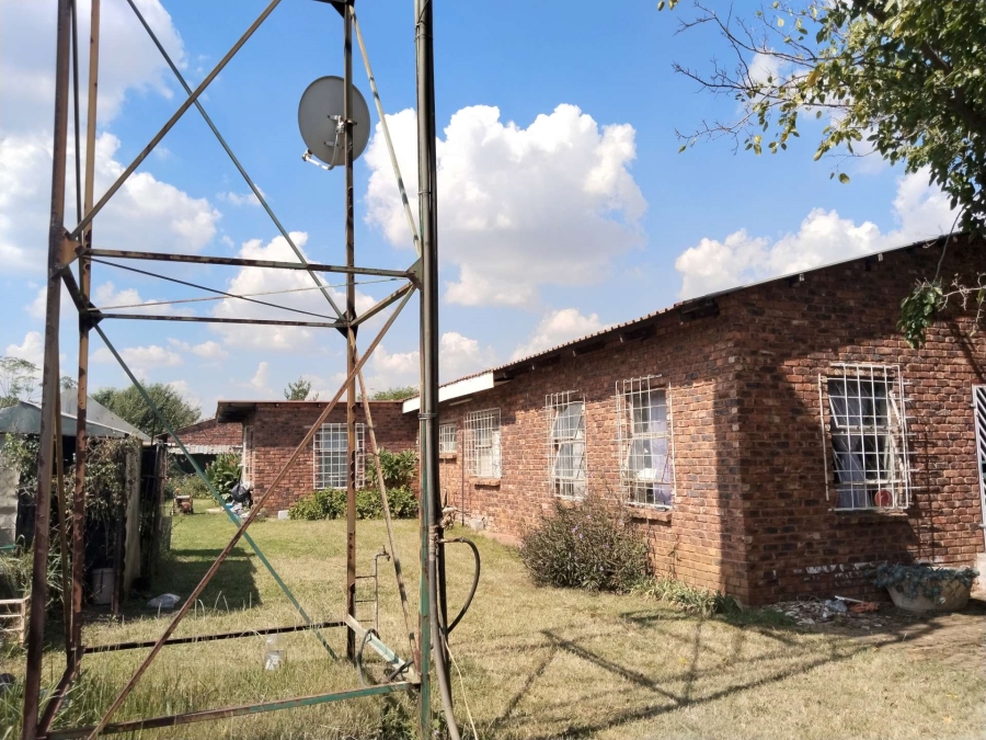 7 Bedroom Property for Sale in Kameeldrift West Gauteng