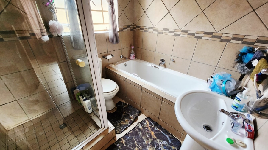 3 Bedroom Property for Sale in Eldoraigne Gauteng