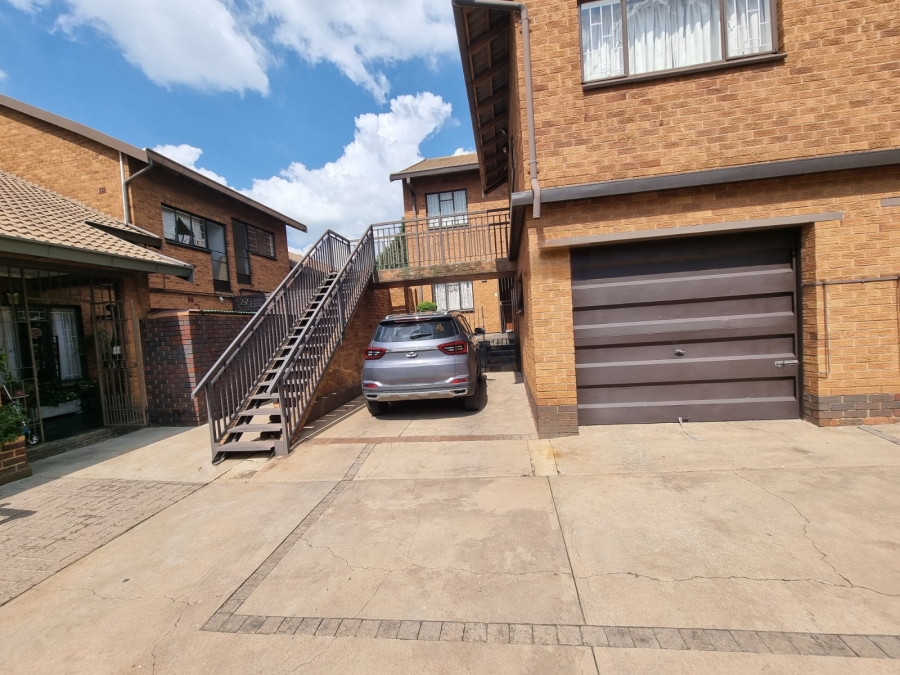 To Let 3 Bedroom Property for Rent in Bedford Gardens Gauteng