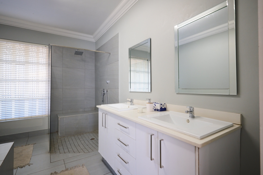 4 Bedroom Property for Sale in Waterfall Country Estate Gauteng