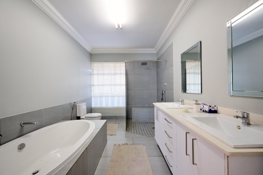 4 Bedroom Property for Sale in Waterfall Country Estate Gauteng