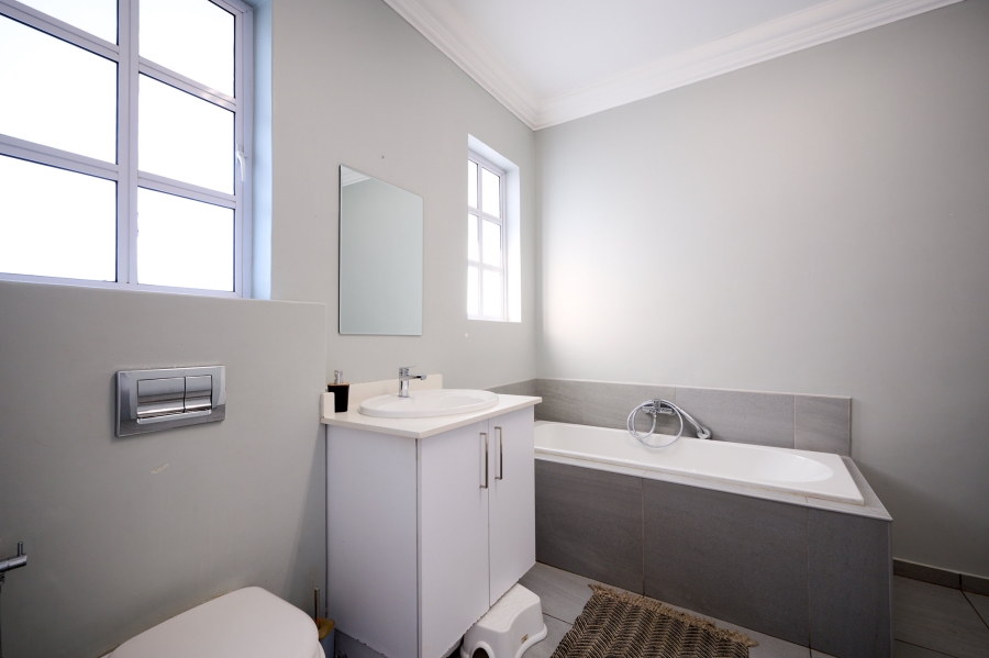 4 Bedroom Property for Sale in Waterfall Country Estate Gauteng