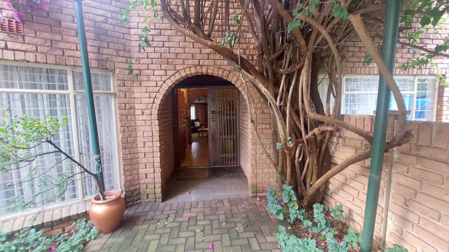 4 Bedroom Property for Sale in Helikonpark Gauteng
