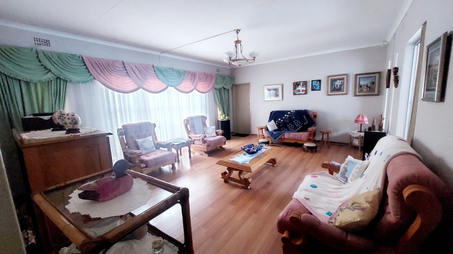4 Bedroom Property for Sale in Helikonpark Gauteng