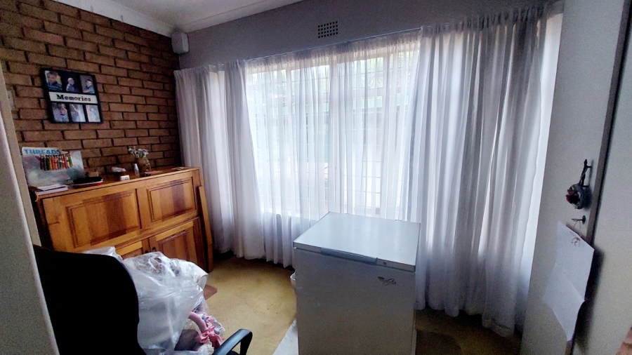 4 Bedroom Property for Sale in Helikonpark Gauteng