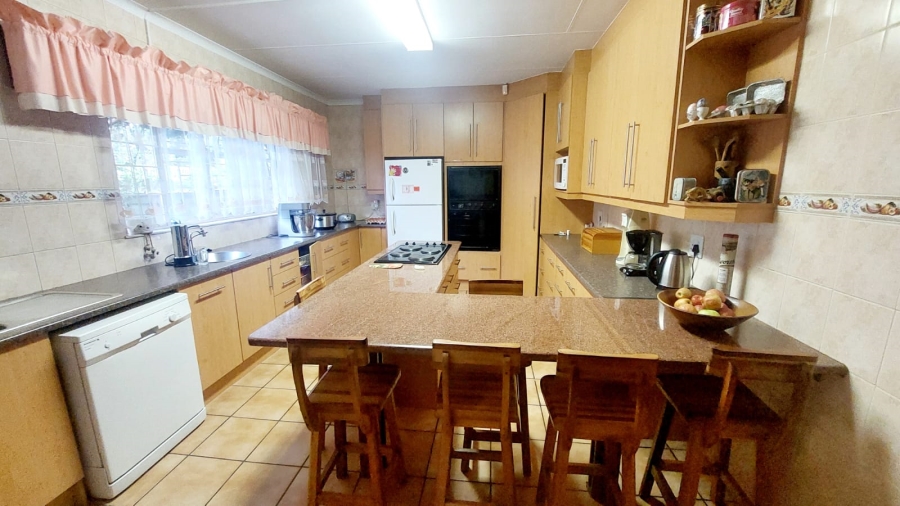 4 Bedroom Property for Sale in Helikonpark Gauteng