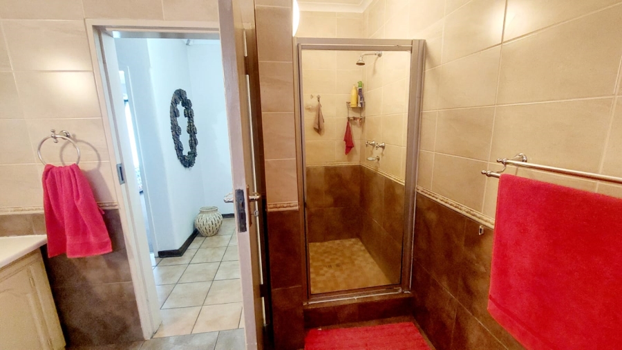 4 Bedroom Property for Sale in Helikonpark Gauteng