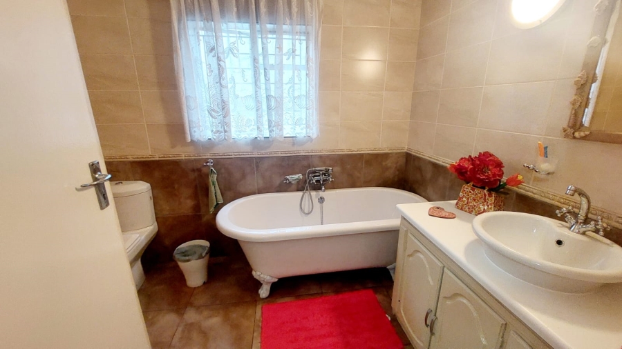 4 Bedroom Property for Sale in Helikonpark Gauteng