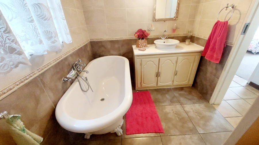 4 Bedroom Property for Sale in Helikonpark Gauteng