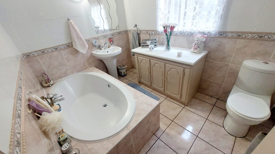 4 Bedroom Property for Sale in Helikonpark Gauteng