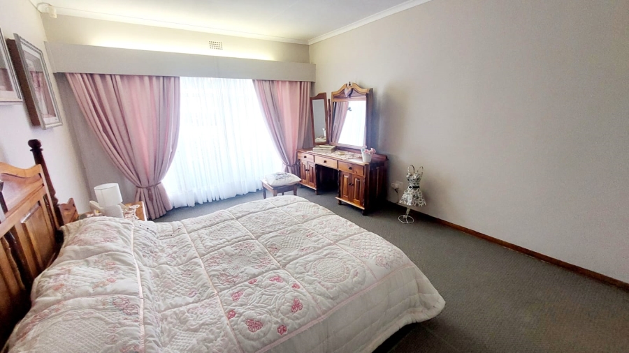 4 Bedroom Property for Sale in Helikonpark Gauteng