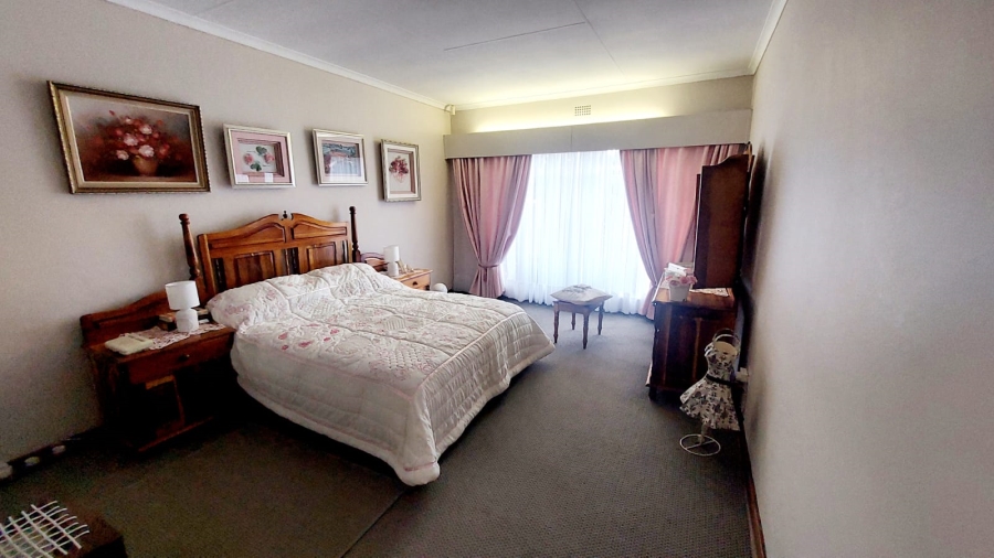 4 Bedroom Property for Sale in Helikonpark Gauteng