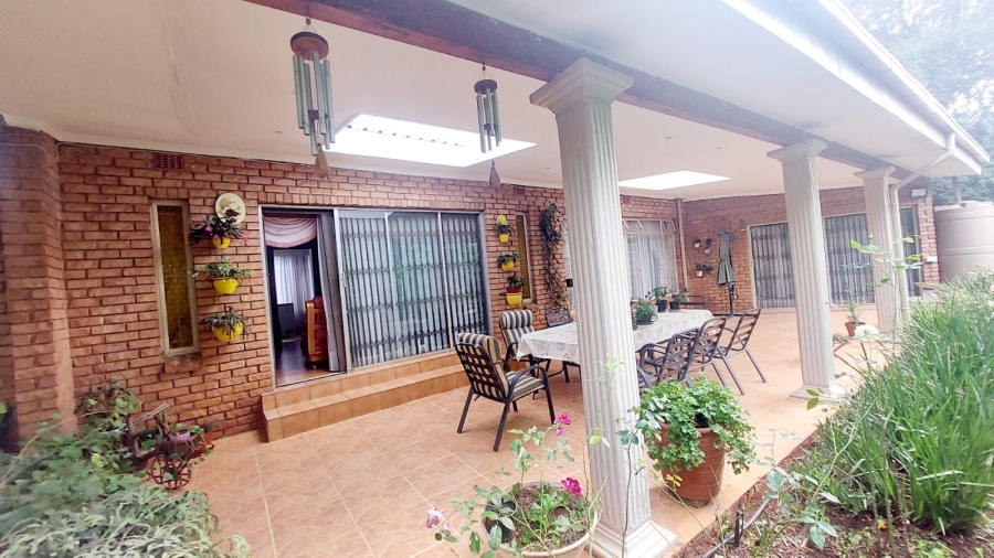 4 Bedroom Property for Sale in Helikonpark Gauteng