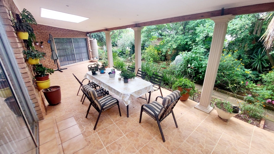 4 Bedroom Property for Sale in Helikonpark Gauteng