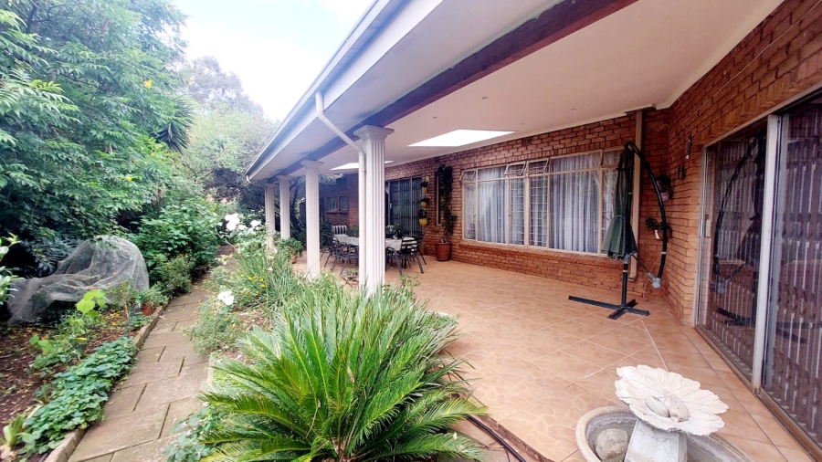 4 Bedroom Property for Sale in Helikonpark Gauteng