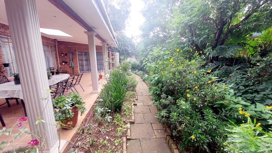 4 Bedroom Property for Sale in Helikonpark Gauteng