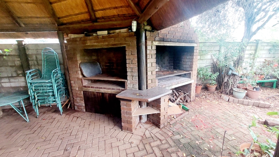 4 Bedroom Property for Sale in Helikonpark Gauteng