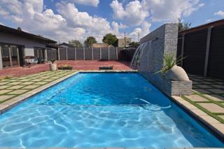 5 Bedroom Property for Sale in Raceview Gauteng