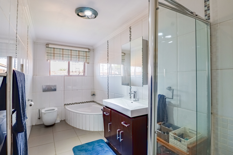 To Let 4 Bedroom Property for Rent in Silver Lakes Golf Estate Gauteng