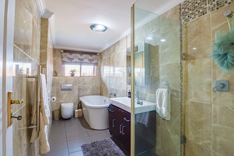 To Let 4 Bedroom Property for Rent in Silver Lakes Golf Estate Gauteng