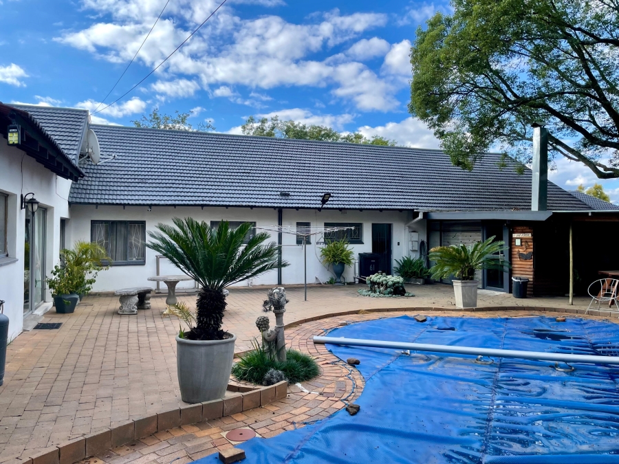 5 Bedroom Property for Sale in Maroelana Gauteng