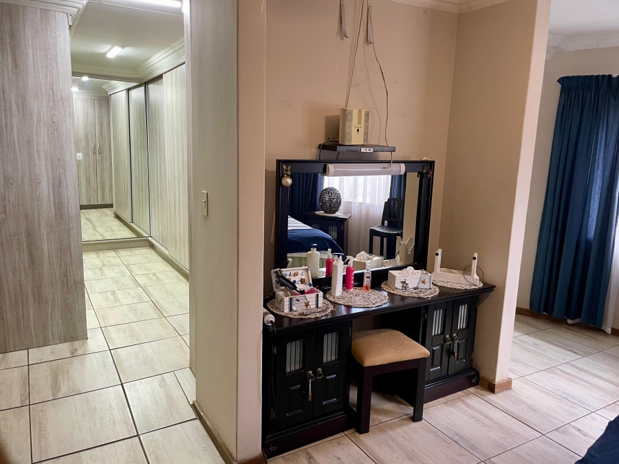 5 Bedroom Property for Sale in Maroelana Gauteng