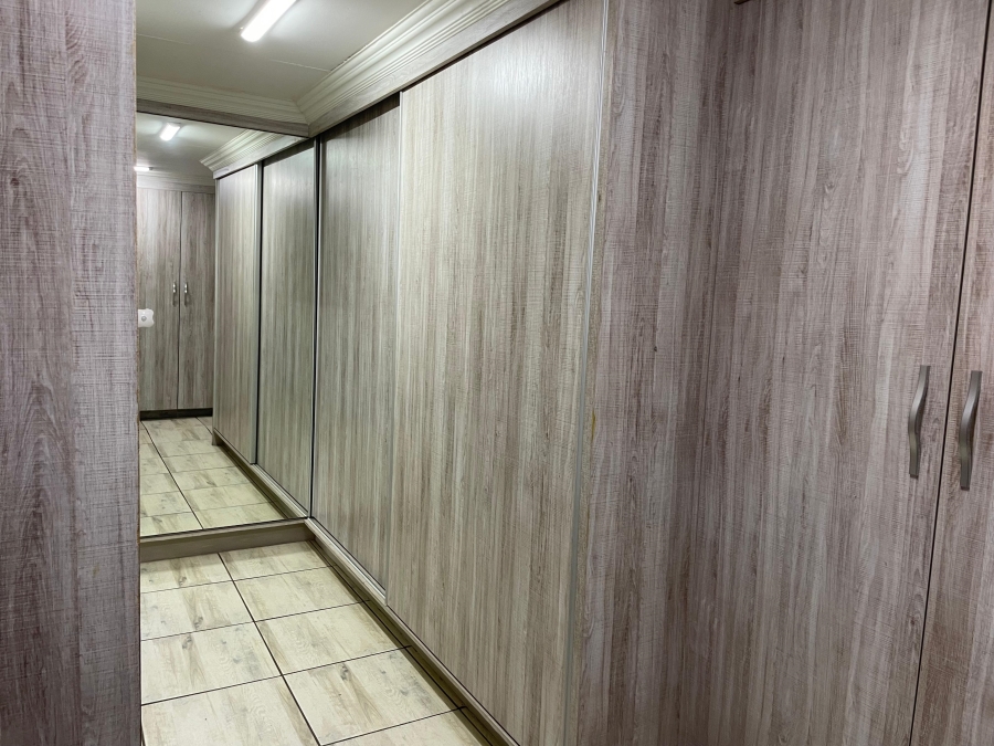 5 Bedroom Property for Sale in Maroelana Gauteng