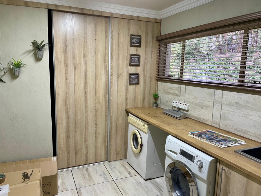 5 Bedroom Property for Sale in Maroelana Gauteng