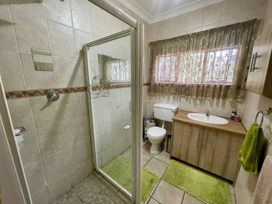 5 Bedroom Property for Sale in Maroelana Gauteng