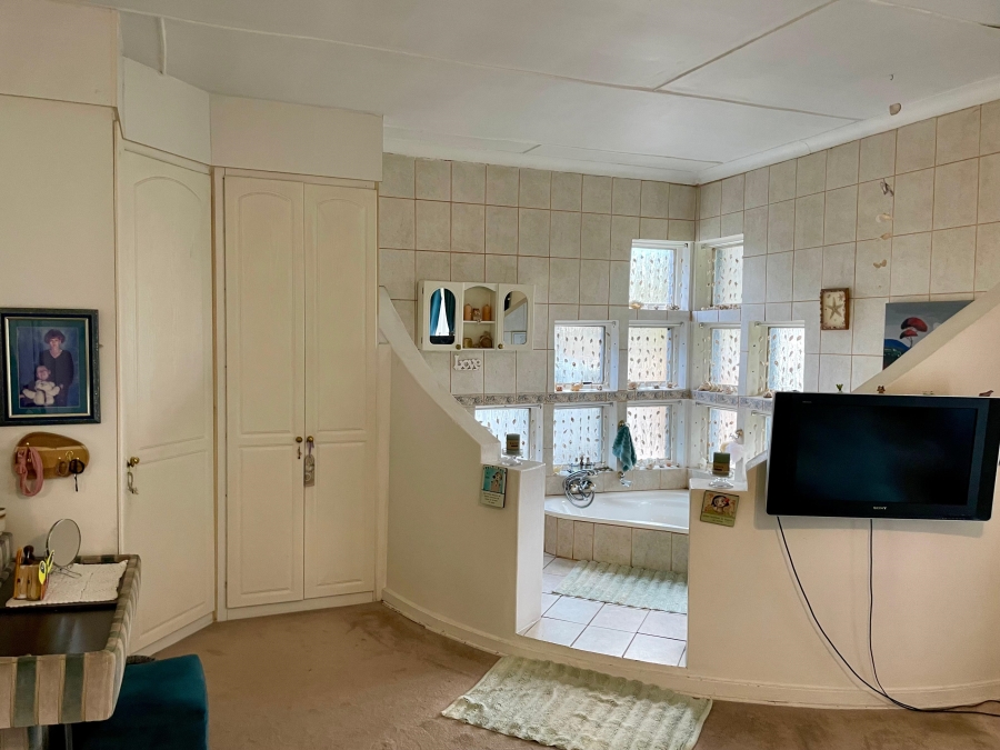 5 Bedroom Property for Sale in Maroelana Gauteng