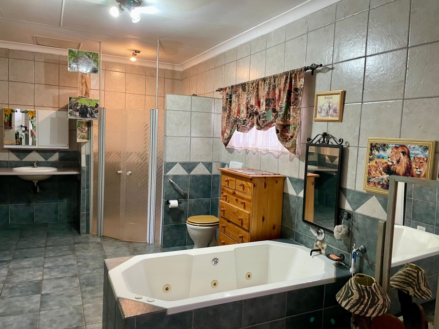 5 Bedroom Property for Sale in Maroelana Gauteng