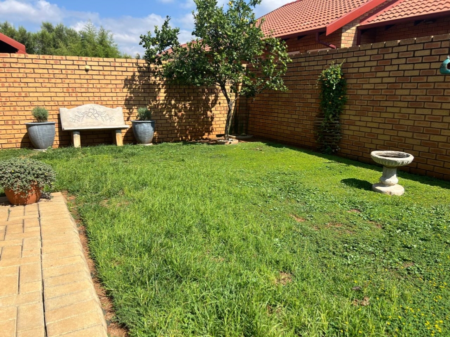 To Let 2 Bedroom Property for Rent in Equestria Gauteng