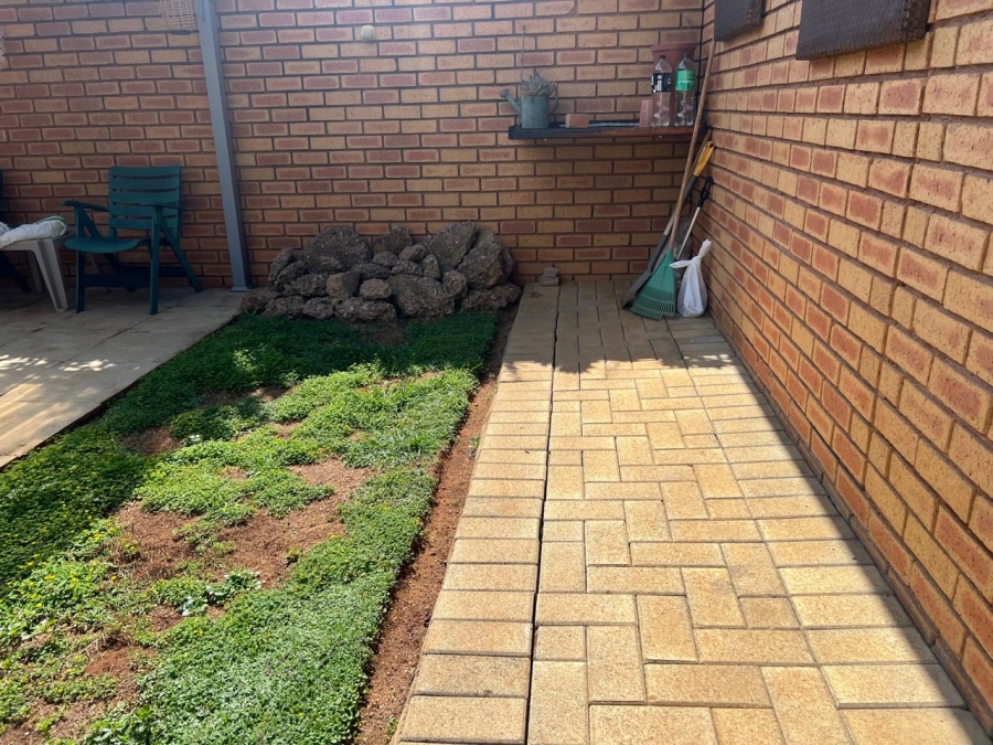 To Let 2 Bedroom Property for Rent in Equestria Gauteng