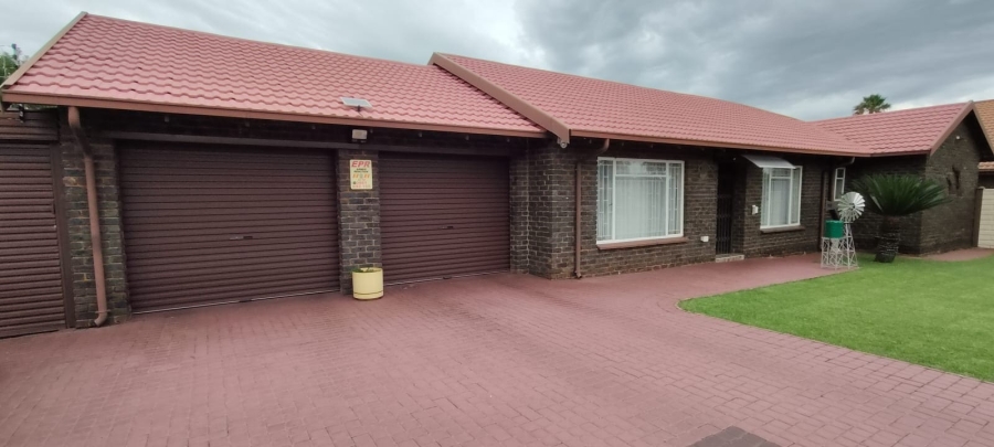 4 Bedroom Property for Sale in Westonaria Gauteng
