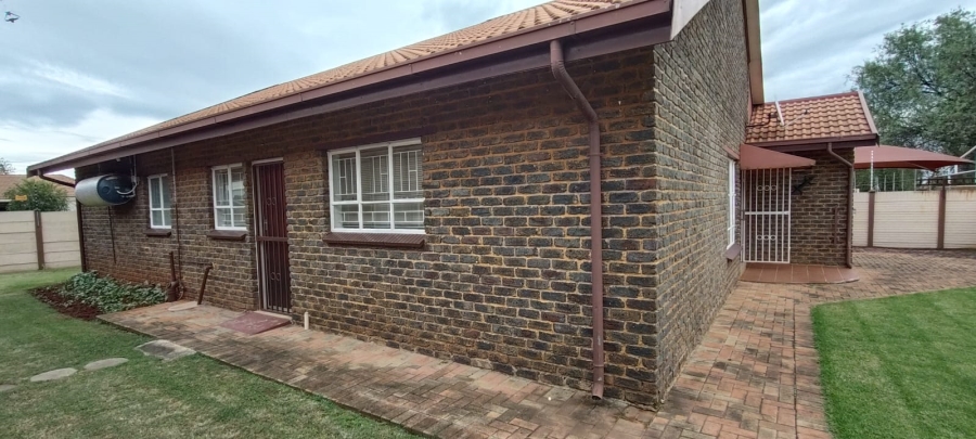 4 Bedroom Property for Sale in Westonaria Gauteng
