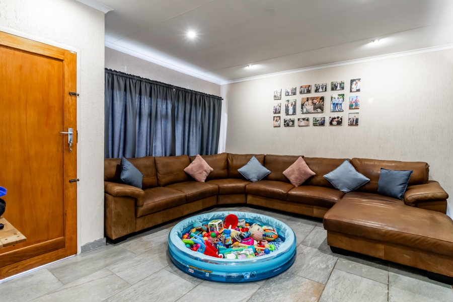 2 Bedroom Property for Sale in Waverley Gauteng