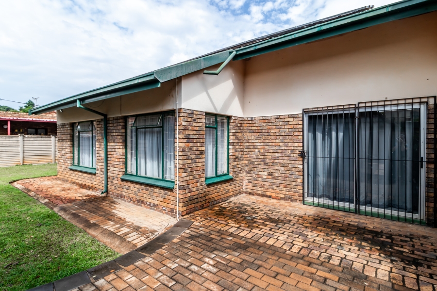 2 Bedroom Property for Sale in Waverley Gauteng