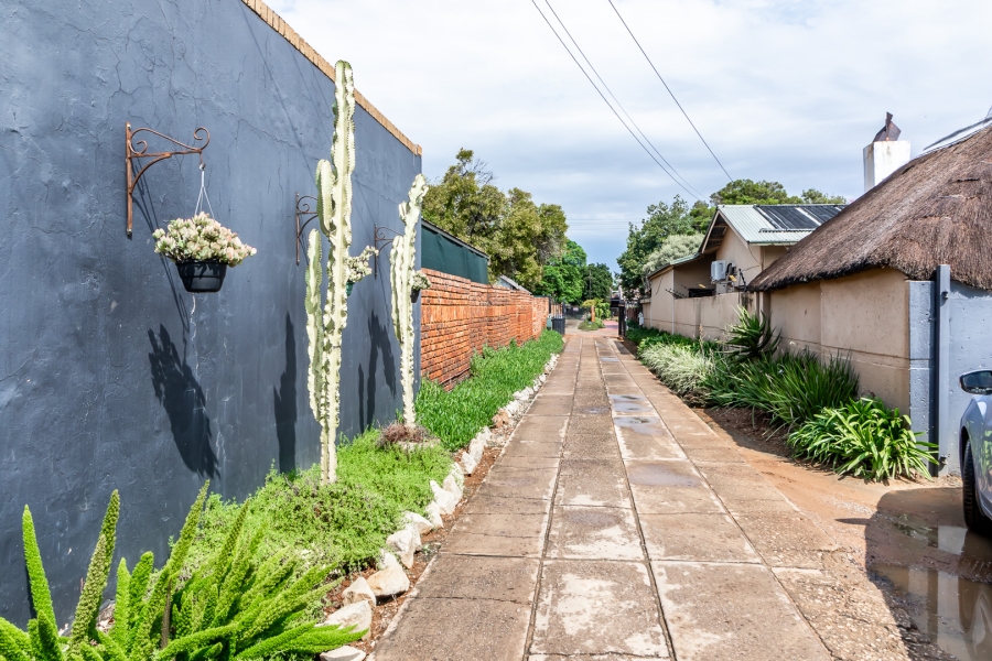 2 Bedroom Property for Sale in Waverley Gauteng