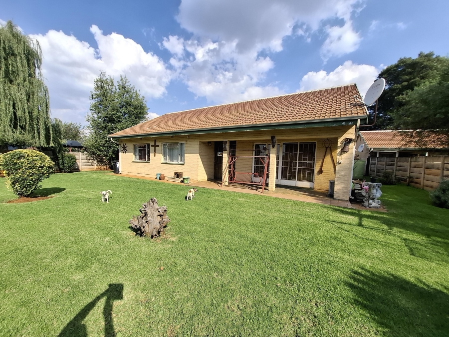 3 Bedroom Property for Sale in Strubenvale Gauteng