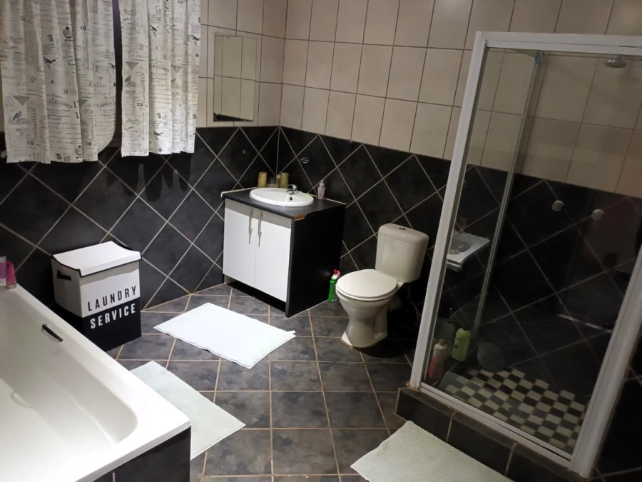 To Let 4 Bedroom Property for Rent in Zwartkop Gauteng