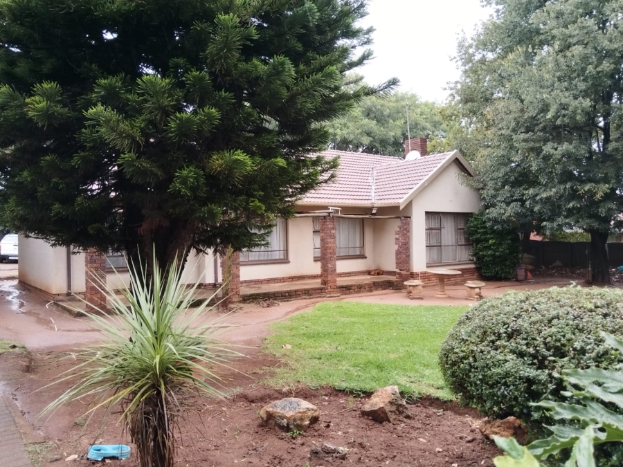 To Let 4 Bedroom Property for Rent in Birch Acres Gauteng