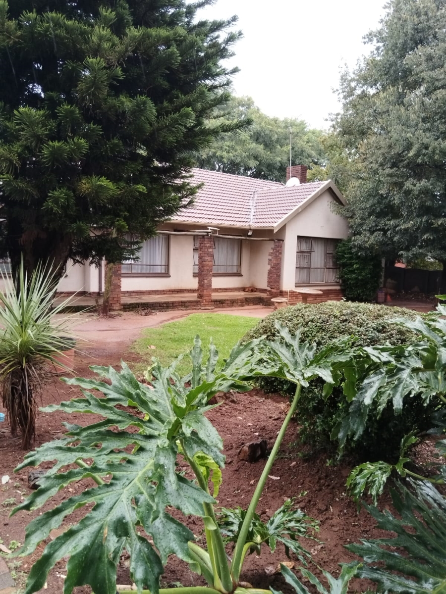 To Let 4 Bedroom Property for Rent in Birch Acres Gauteng