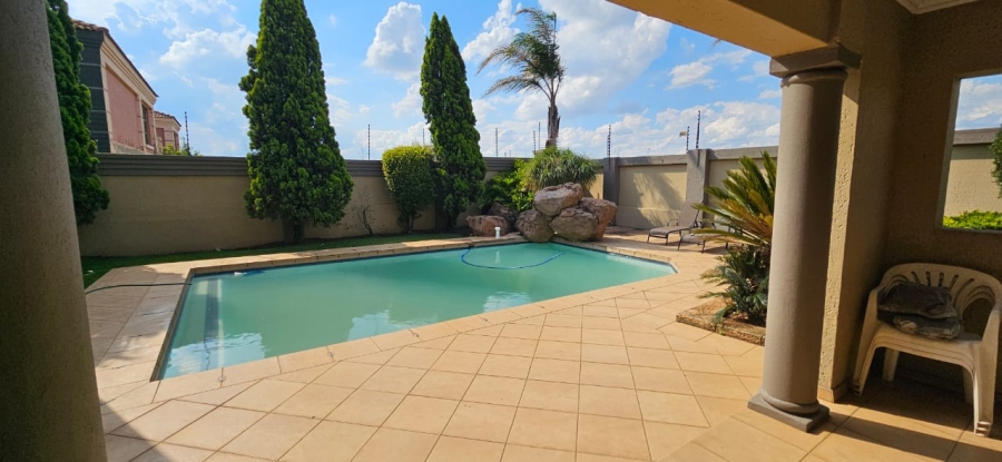 To Let 5 Bedroom Property for Rent in Sonneveld Gauteng