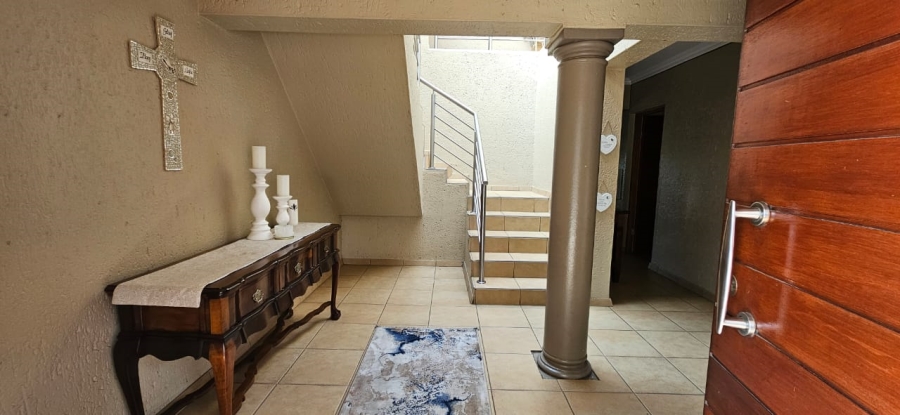 To Let 5 Bedroom Property for Rent in Sonneveld Gauteng